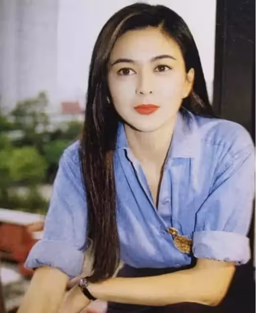 59歲關之琳挑戰無皺紋少女,身材纖瘦穿著顯年輕,網友:可惜體態出賣了她