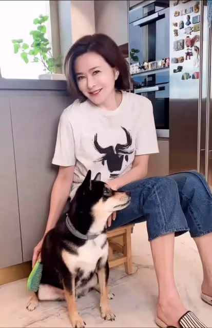 59歲關之琳挑戰無皺紋少女,身材纖瘦穿著顯年輕,網友:可惜體態出賣了她
