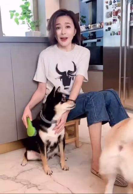 59歲關之琳挑戰無皺紋少女,身材纖瘦穿著顯年輕,網友:可惜體態出賣了她