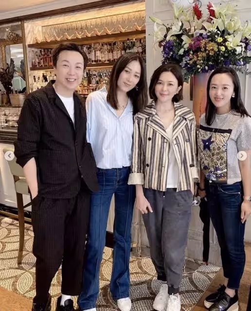 59歲關之琳挑戰無皺紋少女,身材纖瘦穿著顯年輕,網友:可惜體態出賣了她