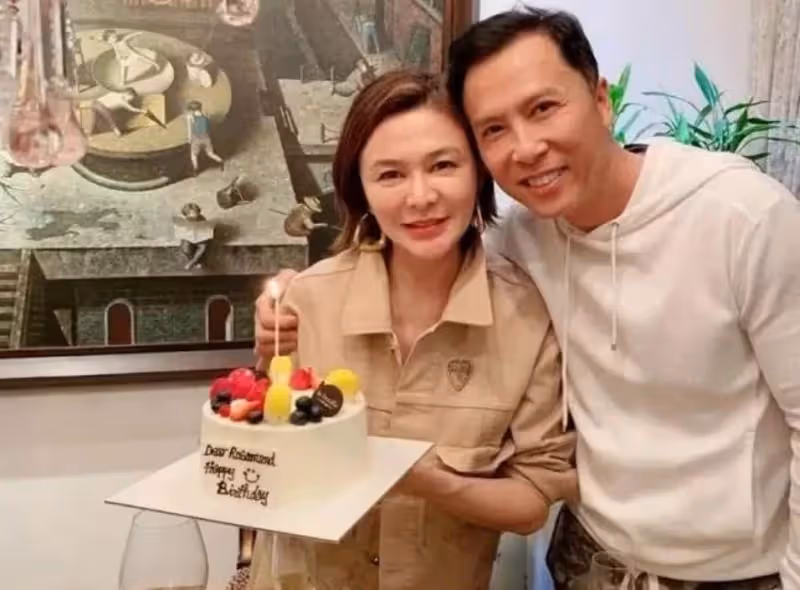 59歲關之琳挑戰無皺紋少女,身材纖瘦穿著顯年輕,網友:可惜體態出賣了她