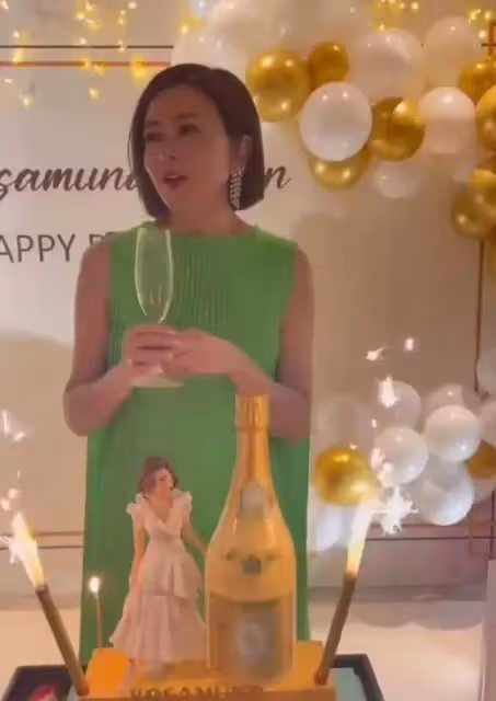 59歲關之琳挑戰無皺紋少女,身材纖瘦穿著顯年輕,網友:可惜體態出賣了她