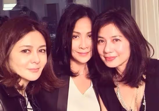 59歲關之琳挑戰無皺紋少女,身材纖瘦穿著顯年輕,網友:可惜體態出賣了她
