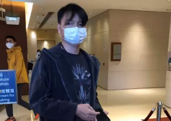 62歲「金牌綠葉」艾威近況讓人心疼!曾傾家蕩產賣樓救老婆,患難不離18年卻被背叛,生活艱難仍救助21個孩子