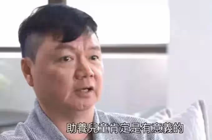 62歲「金牌綠葉」艾威近況讓人心疼!曾傾家蕩產賣樓救老婆,患難不離18年卻被背叛,生活艱難仍救助21個孩子