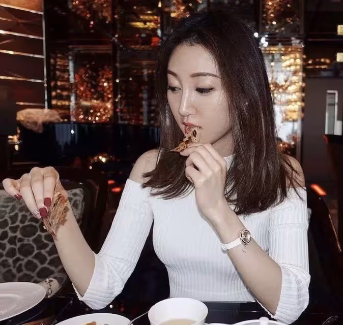 香港知名女星炫富遭炮轟!一頓午餐吃掉2000元,手戴10萬名牌手鏈