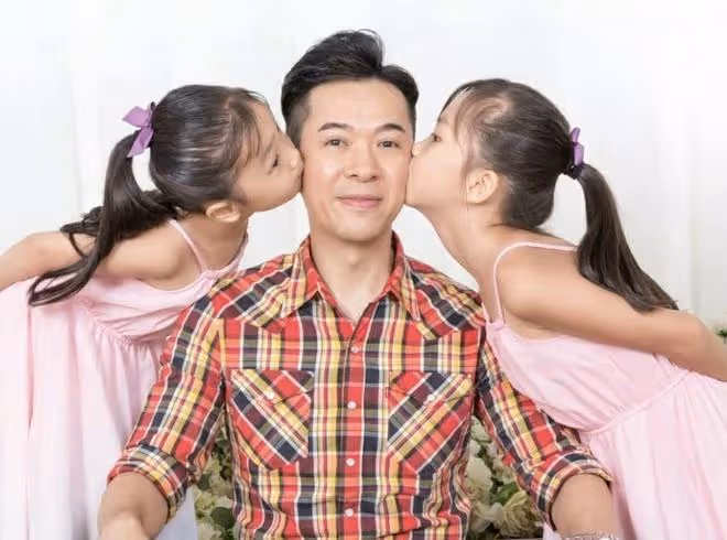 郭政鴻罕曬父女合影，女兒顏值高被贊像關曉彤，其乾媽是賭王千金