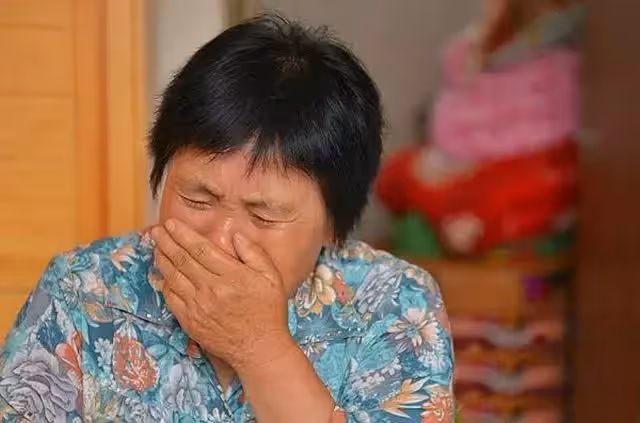 丈母娘在女婿家住了二十天,臨走外孫說:爸爸說你不要臉