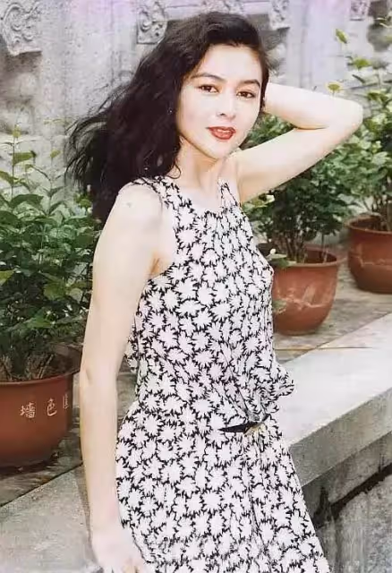 鐘麗緹23歲選美照曝光，關之琳任評委，網友：她真的美成了畫報