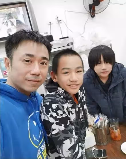 小小彬升高中了,淡出5年不想接戲「只想當個平凡人」,爸曬近照「整個人暴風抽高」:不要埋沒天份