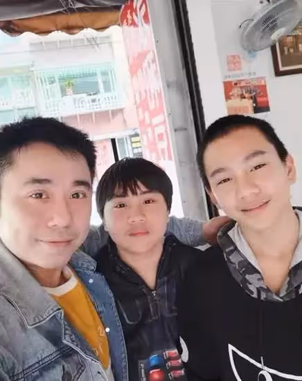 小小彬升高中了,淡出5年不想接戲「只想當個平凡人」,爸曬近照「整個人暴風抽高」:不要埋沒天份