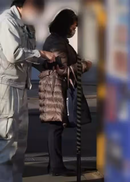 63歲山口百惠罕見亮相,拎7千包變低調主婦,身材發福羅圈腿搶鏡
