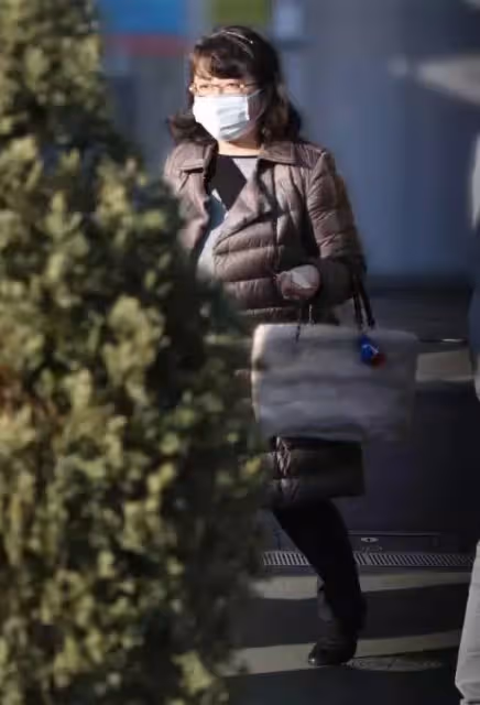 63歲山口百惠罕見亮相,拎7千包變低調主婦,身材發福羅圈腿搶鏡