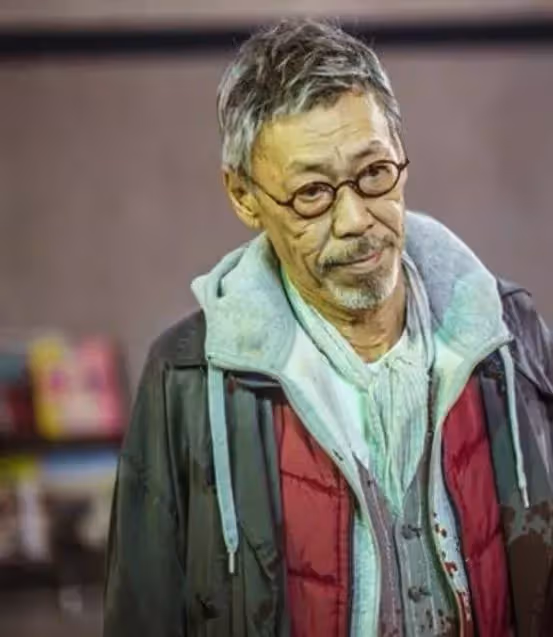 暴瘦惹關注!75歲香港資深老戲骨「犀牛皮」近照曝光,曾被譽為香港幽默祖師,網友:保重身體,經典永不磨滅