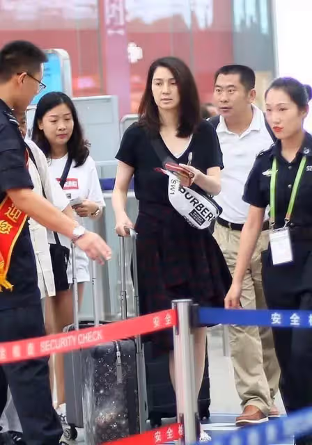 洪欣穿黑T素顏現身，路人鏡頭下一臉憔悴，50歲的樣子很真實