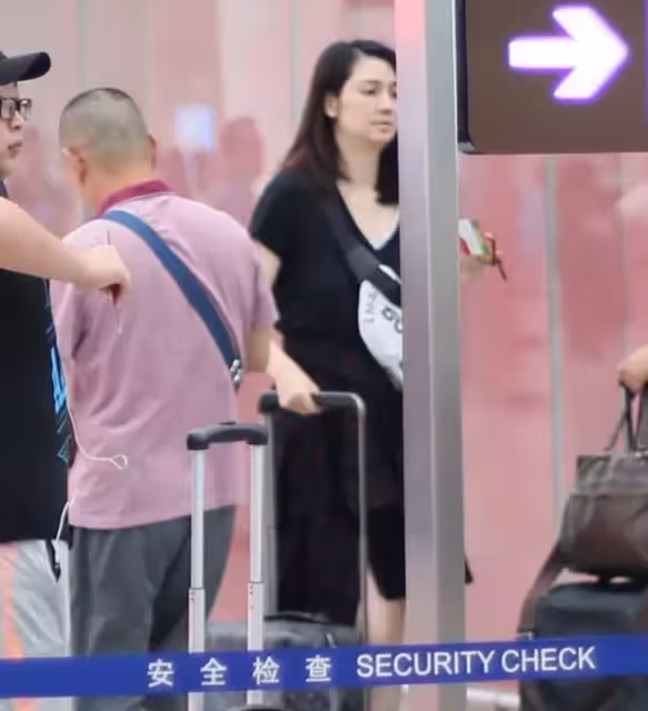 洪欣穿黑T素顏現身，路人鏡頭下一臉憔悴，50歲的樣子很真實