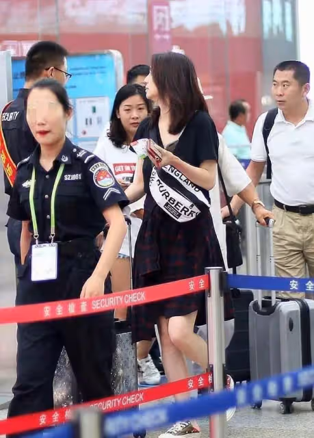 洪欣穿黑T素顏現身，路人鏡頭下一臉憔悴，50歲的樣子很真實