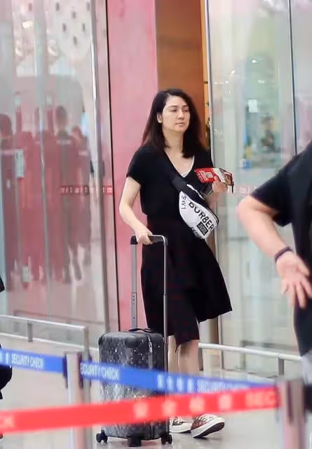 洪欣穿黑T素顏現身，路人鏡頭下一臉憔悴，50歲的樣子很真實