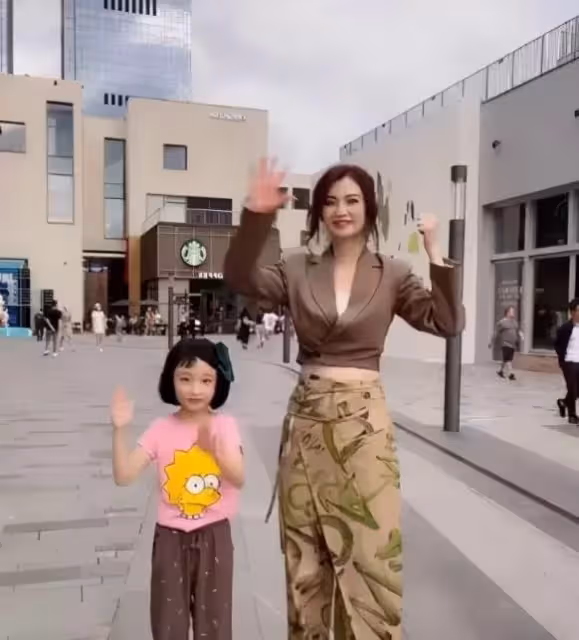 洪欣穿黑T素顏現身，路人鏡頭下一臉憔悴，50歲的樣子很真實