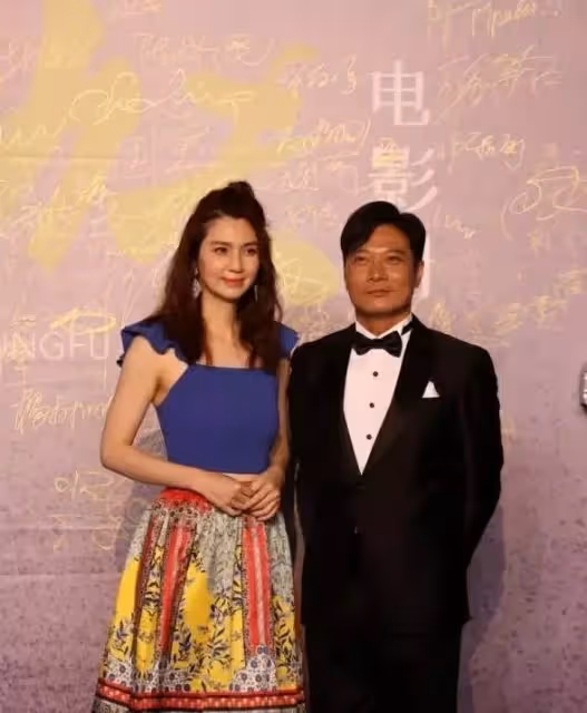洪欣穿黑T素顏現身，路人鏡頭下一臉憔悴，50歲的樣子很真實