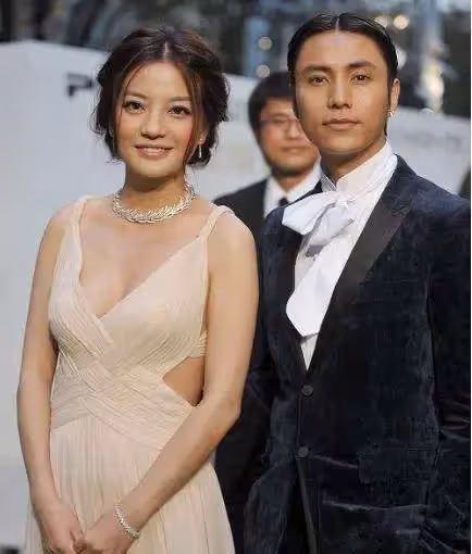 當43歲的趙薇同框49歲的范文芳，才知道「砸錢」保養與天然美的差別！