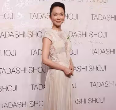 當43歲的趙薇同框49歲的范文芳，才知道「砸錢」保養與天然美的差別！