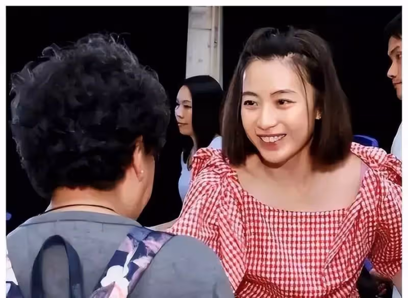 五官土氣，身材肥胖，這5位素人是怎麼打敗女明星成功嫁入豪門的？