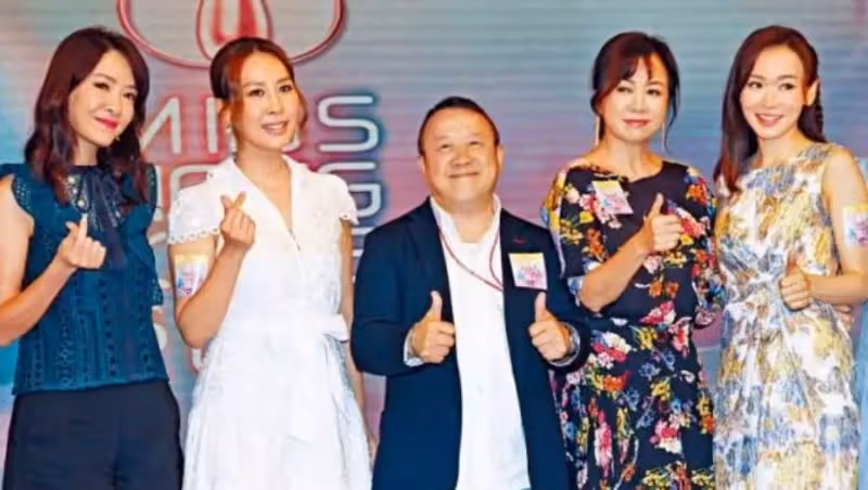 24歲成四料港姐，被稱"最chou楊貴妃"姐向海嵐罕露面，化濃妝仍難掩皺紋，卻直言自覺只有20歲