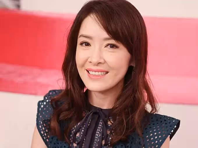 24歲成四料港姐，被稱"最chou楊貴妃"姐向海嵐罕露面，化濃妝仍難掩皺紋，卻直言自覺只有20歲