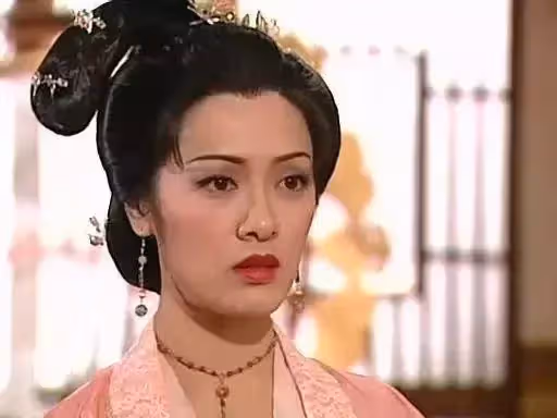 24歲成四料港姐，被稱"最chou楊貴妃"姐向海嵐罕露面，化濃妝仍難掩皺紋，卻直言自覺只有20歲