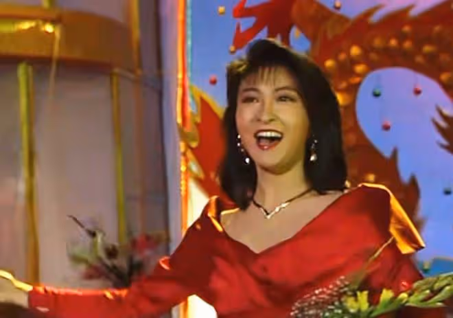61歲蔣麗萍近況,豪門出身曾登春晚,息影后嫁律師育4名學霸子女