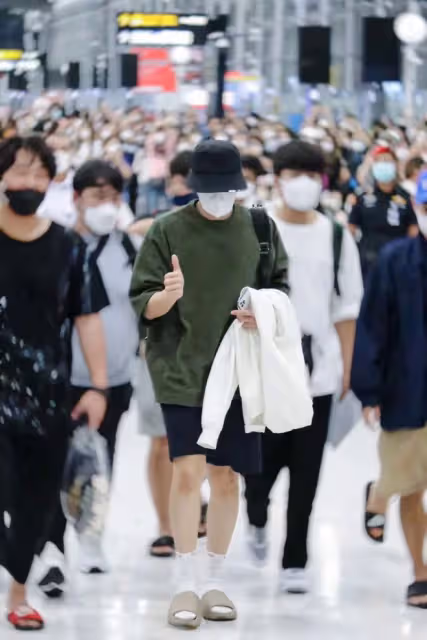 韓知名男星私生活爭議後首次公開露面!遭媒體粉絲圍堵,現場一度混亂失控