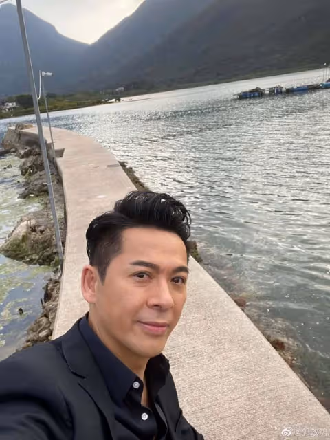 57歲TVB前實力男星曬父女合照,女兒長相甜美,被指撞臉關曉彤