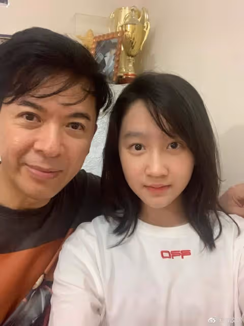 57歲TVB前實力男星曬父女合照,女兒長相甜美,被指撞臉關曉彤