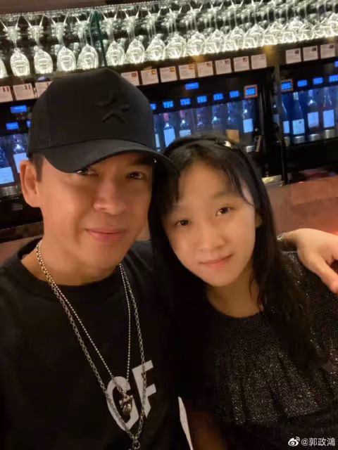 57歲TVB前實力男星曬父女合照，女兒長相甜美，被指撞臉關曉彤