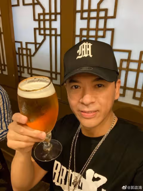 57歲TVB前實力男星曬父女合照，女兒長相甜美，被指撞臉關曉彤