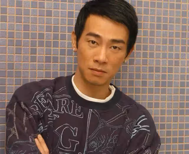 百善孝為先!「寒門孝子」陳小春,幫母續命7年,13歲為謀生輟學,自曝「終生遺憾」,領獎臺上泣不成聲