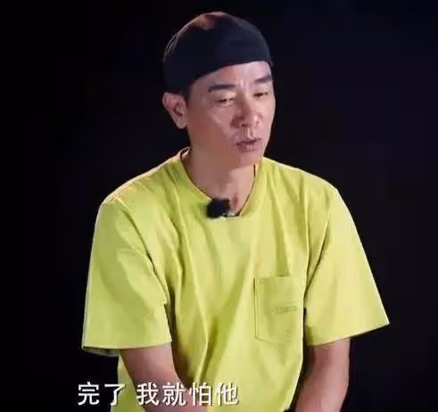 百善孝為先!「寒門孝子」陳小春,幫母續命7年,13歲為謀生輟學,自曝「終生遺憾」,領獎臺上泣不成聲