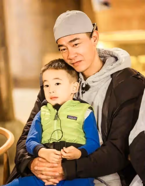 百善孝為先!「寒門孝子」陳小春,幫母續命7年,13歲為謀生輟學,自曝「終生遺憾」,領獎臺上泣不成聲