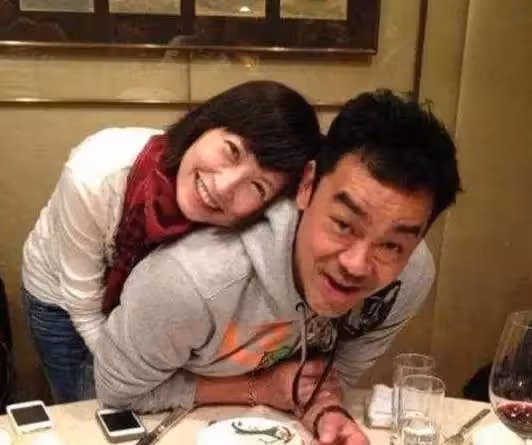 54歲劉青雲近照，從小被父母嫌棄，妻子是工程師，百年後財產會捐贈