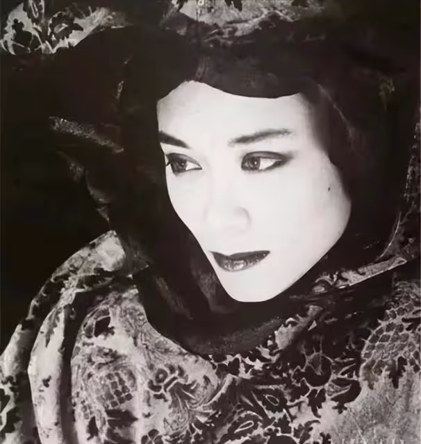 她是世界頂級模特,擁有完美面孔身材,亦舒感慨:幸虧還有林青霞