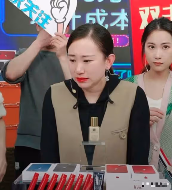 丫蛋直播間套路粉絲,哭訴窮到租不起房,轉手當人傻割粉絲韭菜!