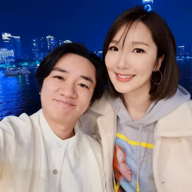 王祖藍甜曬與李亞男戀愛13年對比照　網贊：凍齡夫婦！