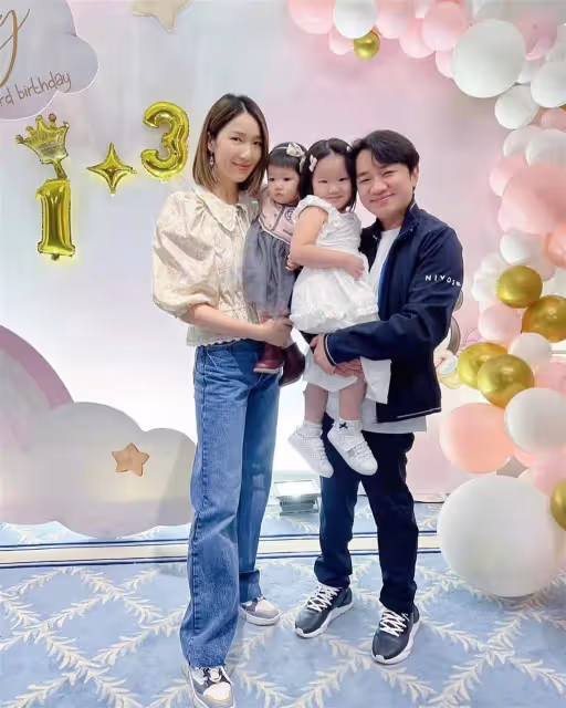 王祖藍甜曬與李亞男戀愛13年對比照　網贊：凍齡夫婦！