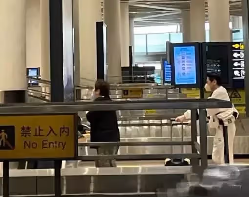 正臉首曝光!向太曬全家福為孫女慶生,1歲小奶皇「美若郭碧婷翻版」,網友:漂亮得像洋娃娃
