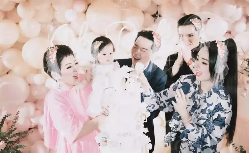 正臉首曝光!向太曬全家福為孫女慶生,1歲小奶皇「美若郭碧婷翻版」,網友:漂亮得像洋娃娃