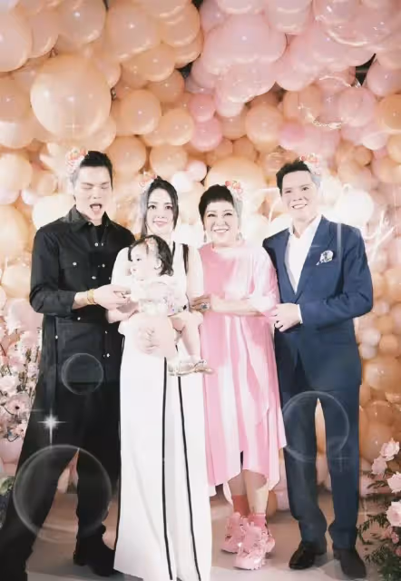 正臉首曝光!向太曬全家福為孫女慶生,1歲小奶皇「美若郭碧婷翻版」,網友:漂亮得像洋娃娃