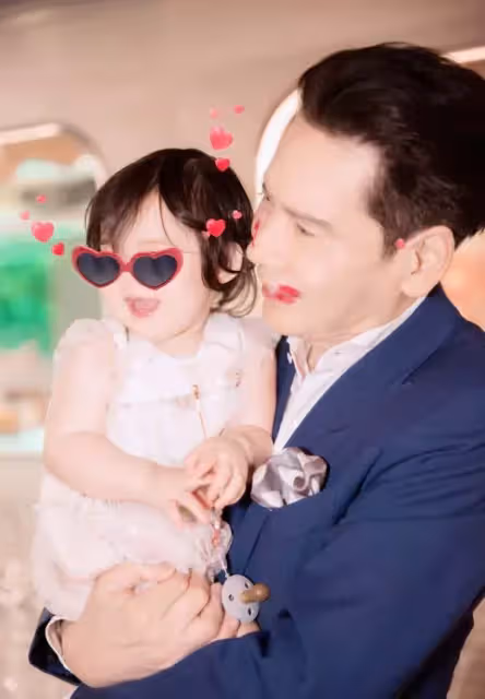 正臉首曝光!向太曬全家福為孫女慶生,1歲小奶皇「美若郭碧婷翻版」,網友:漂亮得像洋娃娃