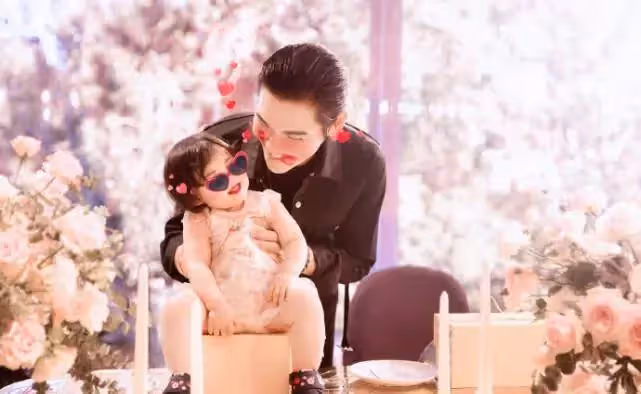 正臉首曝光！向太曬全家福為孫女慶生，1歲小奶皇「美若郭碧婷翻版」，網友：漂亮得像洋娃娃