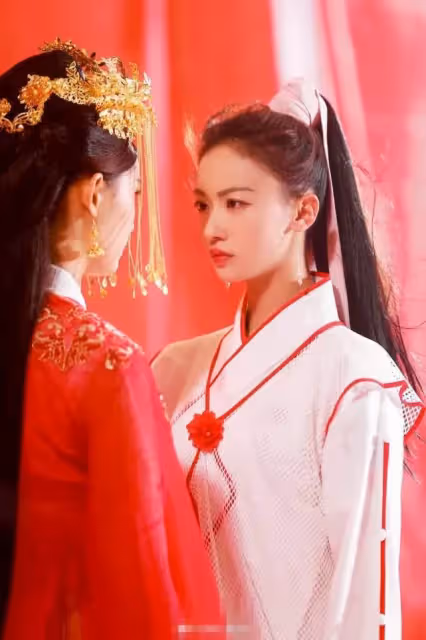 吳謹言節目中扮演趙敏,卻被林允的周芷若所驚豔,網友:古裝真的美